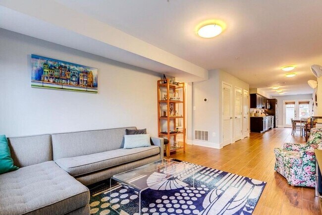 Building Photo - Amazing 2 Bedroom, 2 Full Bathroom 14th St Apartment with Secure Parking!