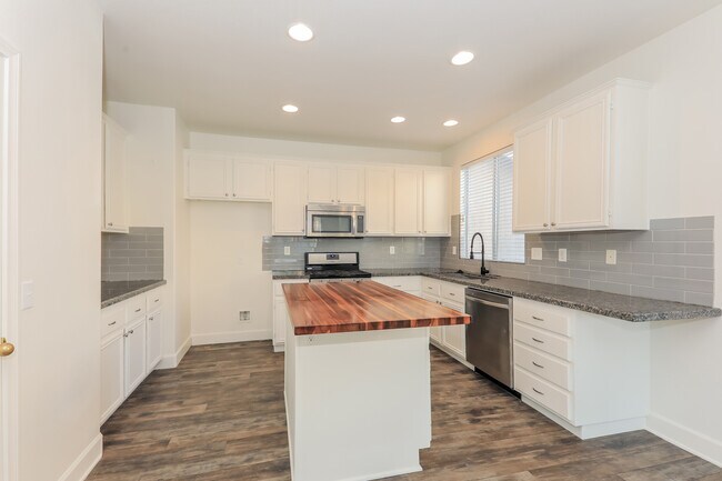Building Photo - 26831 Rancho Serena St