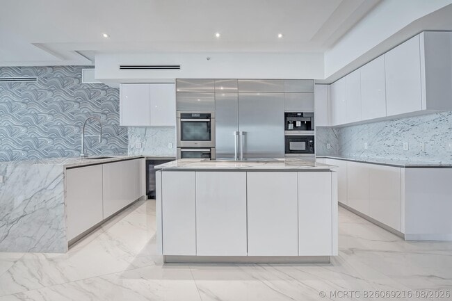 Building Photo - 5000 Island Estates Dr