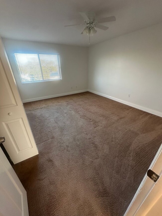 Building Photo - Beach Place Town House