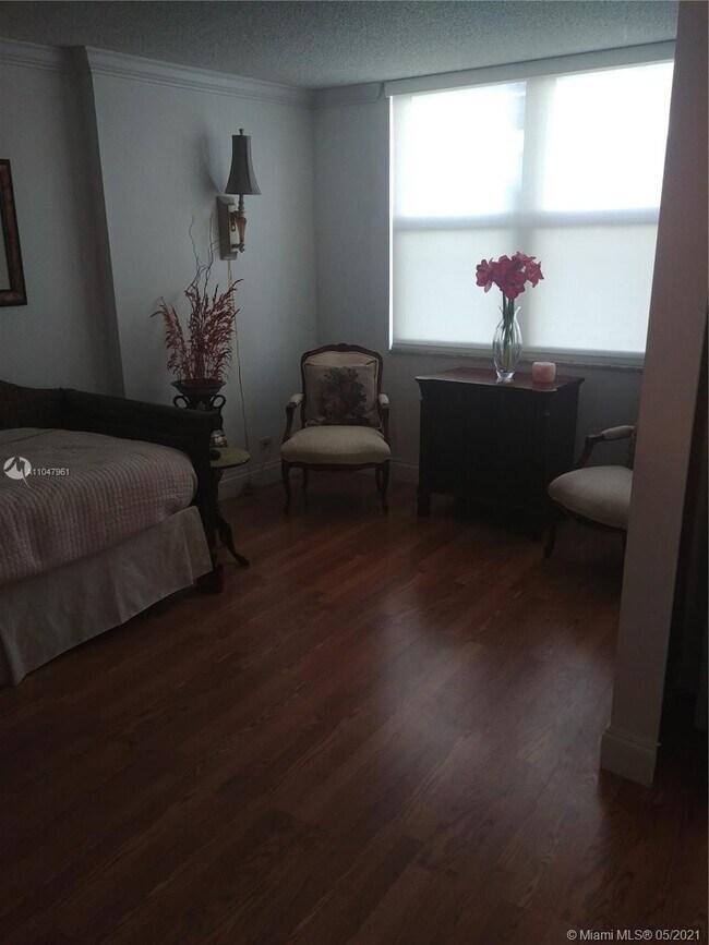 Building Photo - 6039 Collins Ave