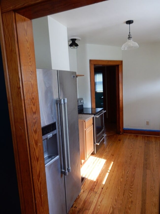 Building Photo - 3 BR home with fantastic location in the h...