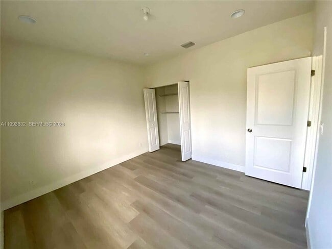 Building Photo - 5860 Hollywood Way