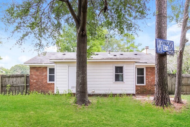 Building Photo - 3 Bedroom Augusta Gem!