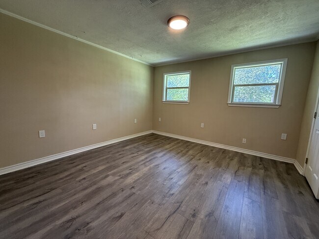 Building Photo - 165 Dogwood Ln