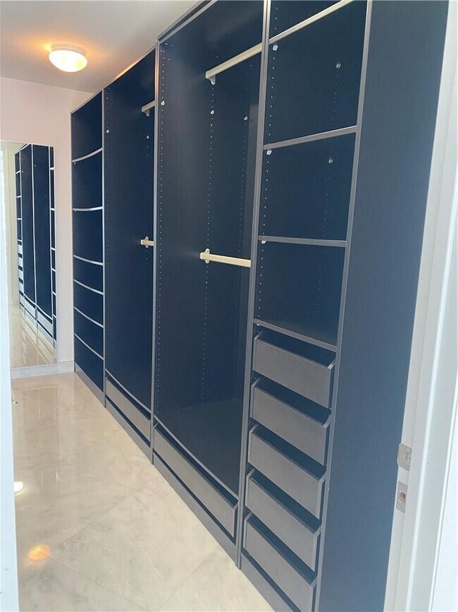 Building Photo - 16001 Collins Ave