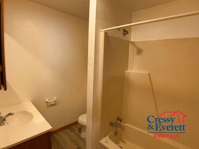 Building Photo - Upstairs 1 Bedroom Close to Downtown