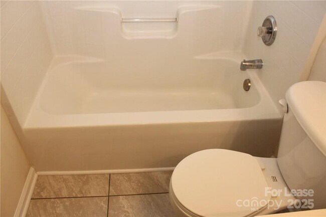 Building Photo - 2715 Old Ironside Dr