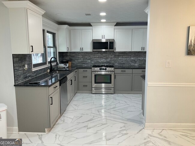 Building Photo - 558 Kenwood Rd