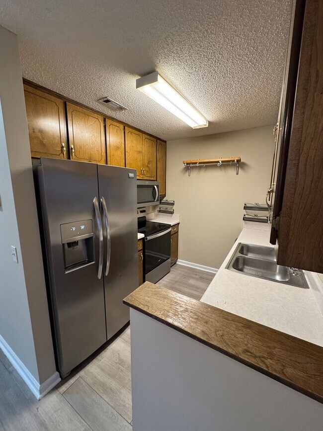 Building Photo - 127 Pineridge Dr