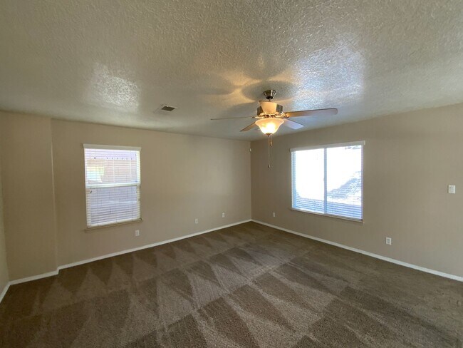 Building Photo - 3 Bedroom Home Available Near Unser Blvd N...