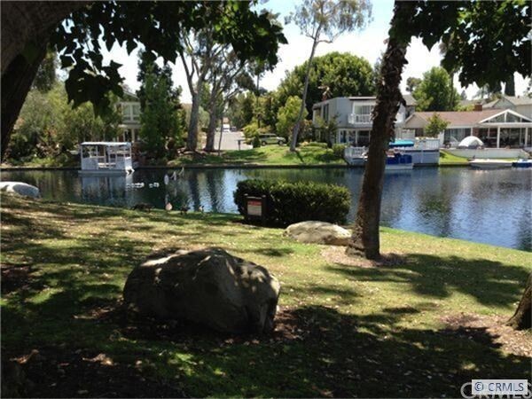 Building Photo - Beautiful 5 bedroom 2.5 bathroom sitting r...