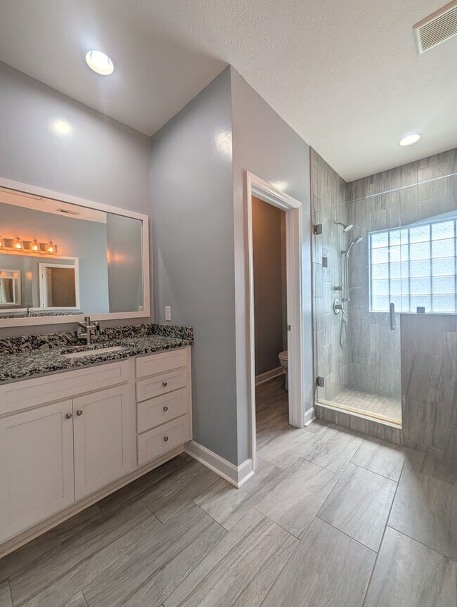 Building Photo - 305 Weatherford Dr