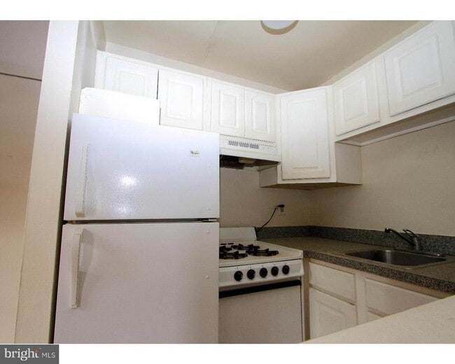 Building Photo - 415 S 11th St