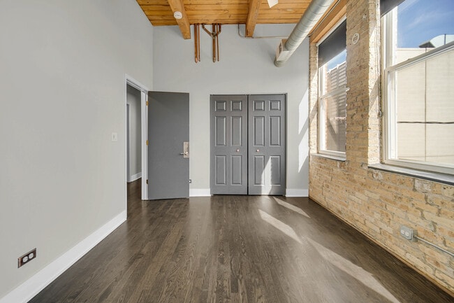 Building Photo - 2014 W Wabansia Ave