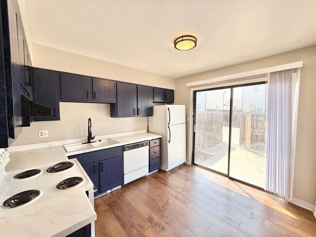 Building Photo - 37 Royal Crest Dr