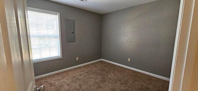 Building Photo - Single Family Home w/ Fenced in Backyard