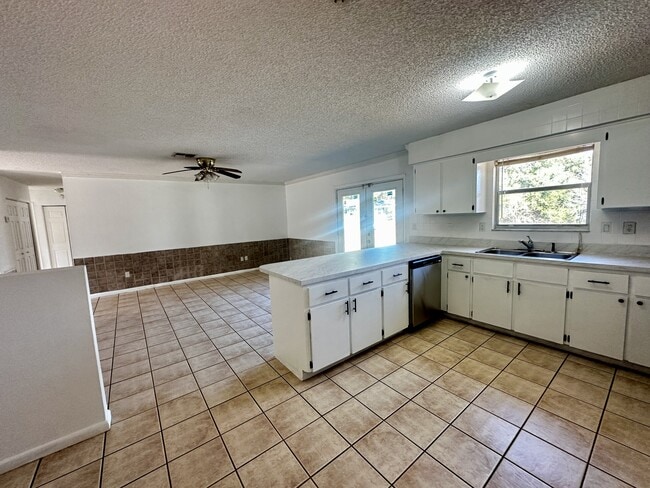 Building Photo - 606 Water Rd