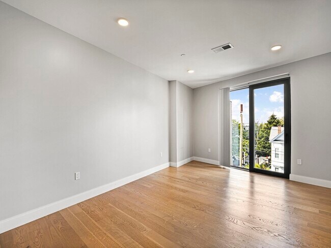 Building Photo - 9 Central St