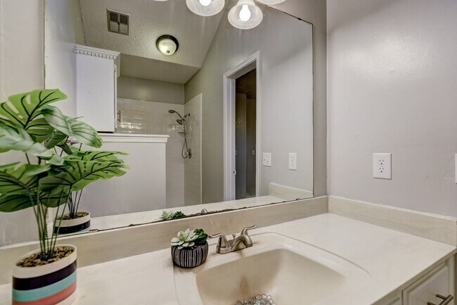 Building Photo - 3 Bed 2 Bath in OKC!