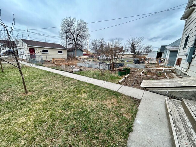 Building Photo - Spacious and inviting 3 bed, 2 bath rental