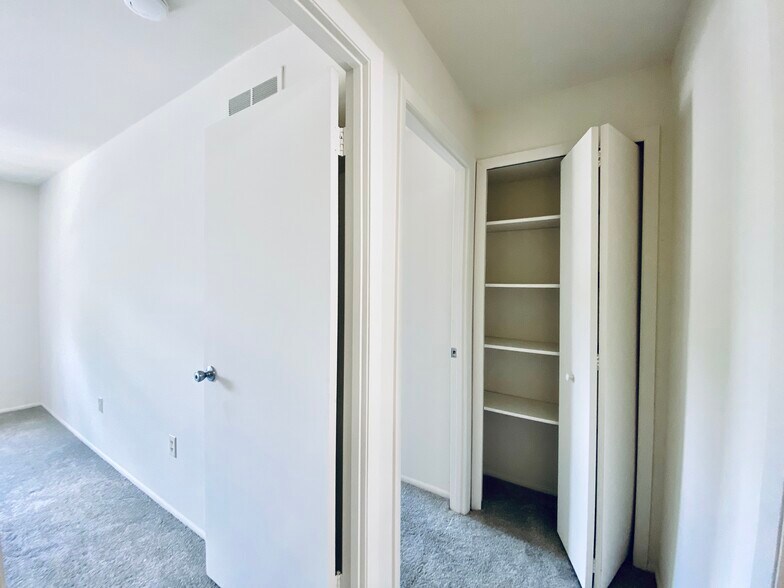 Building Photo - 10690 High Beam Ct