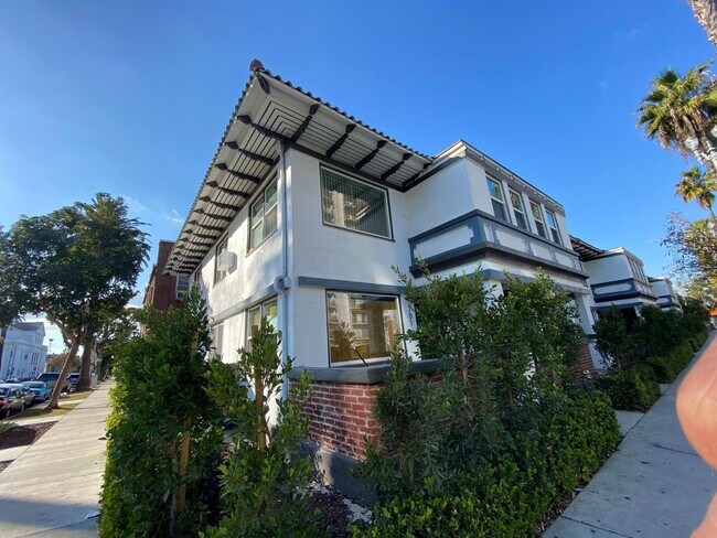 Building Photo - MOVE IN SPECIAL - Modern DTLB living with ...