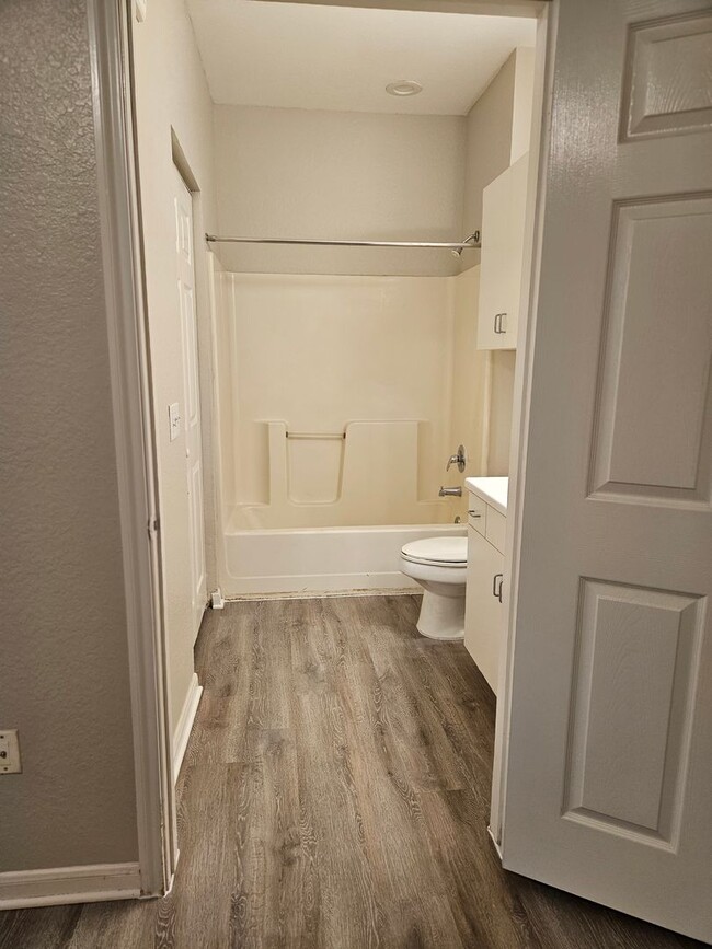 Building Photo - Available now 2bed 2bath Downtown Orlando ...