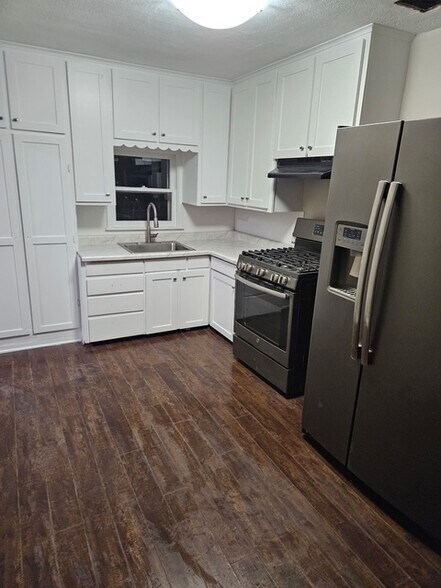 Building Photo - 423 N Pine St