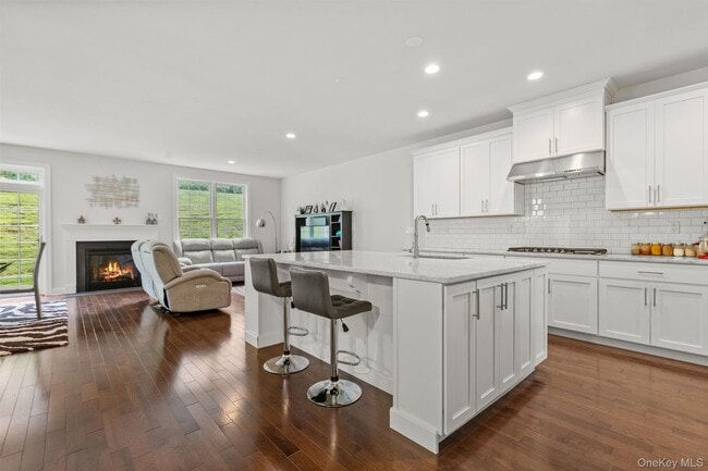 Building Photo - 19 Dennis Ln