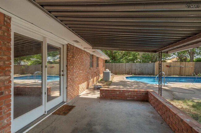 Building Photo - 2406 Picadilly Ln