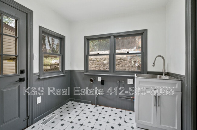 Building Photo - 2104 Straubs Ln