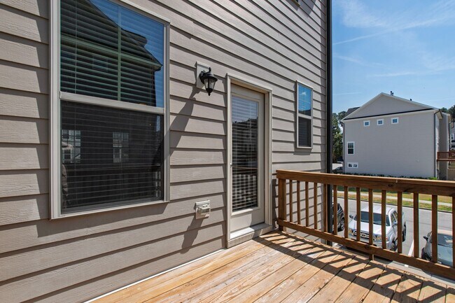 Building Photo - Beautiful 4BR End-Unit Townhome in Prime Apex Location!