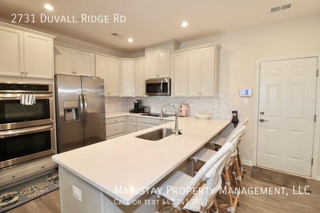 Building Photo - 2 Bedroom Plus DEN End Unit Townhome W Gar...