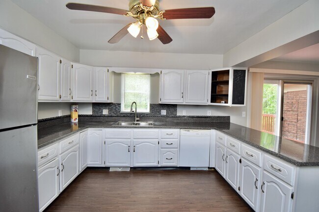 Building Photo - 9571 Beech Dr