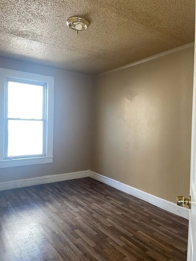 Building Photo - "Charming 2-Bedroom Retreat in Greenville - Perfect for Cozy Living!"