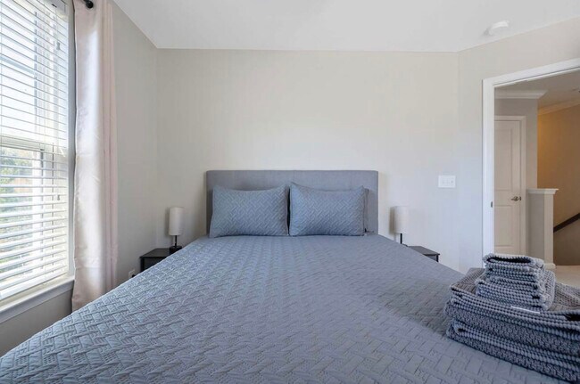 Building Photo - 337 Roche Dr