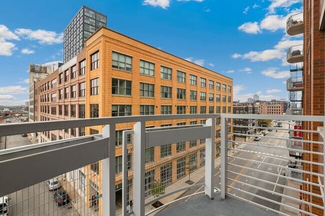 Building Photo - 933 W Van Buren St