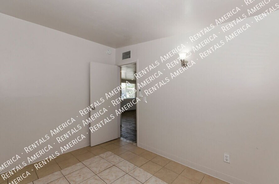 Building Photo - 3054 N Sparkman Blvd