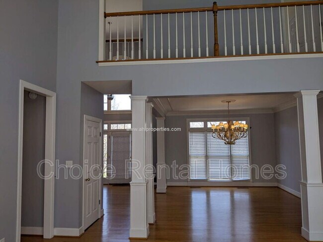 Building Photo - 8014 Greystone Green