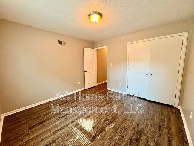 Building Photo - 513 N Troost St