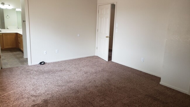 Building Photo - ONLY $2,850 PER MONTH FOR THIS SPACIOUS RANCH STYLE HOME -  2056 SQ FT / 3BDRM/2BATH/3GARAGE ON O...