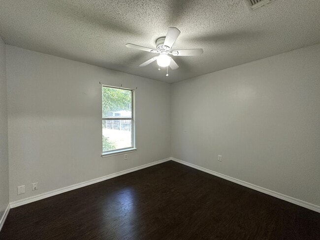 Building Photo - 147 Steeplechase Dr