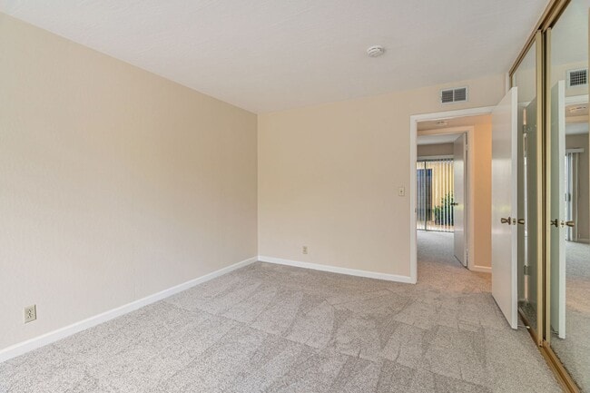 Building Photo - 2 Bedroom, 2 Bath Home with Bonus Room