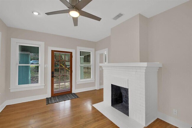 Building Photo - 809 E Riverside Dr