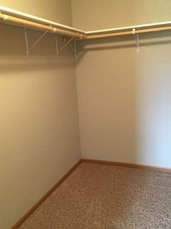 Building Photo - 3 Bedroom Condo!