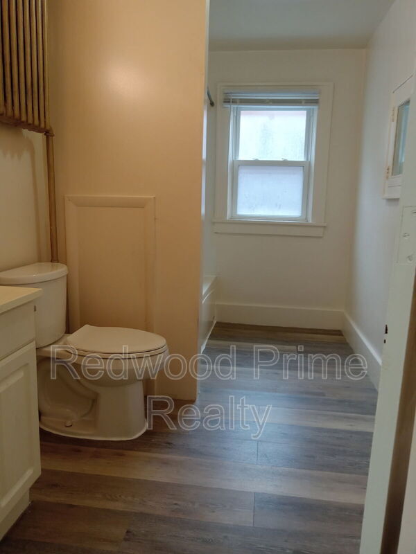 Building Photo - 110 S Lloyd St
