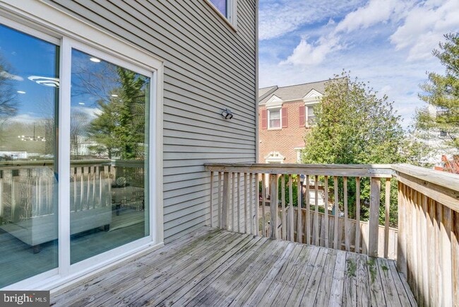 Building Photo - 8213 Roxbury Dr