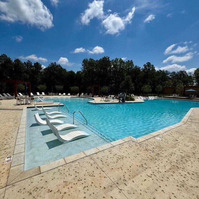 Building Photo - Discover Iris Grove at Everlee