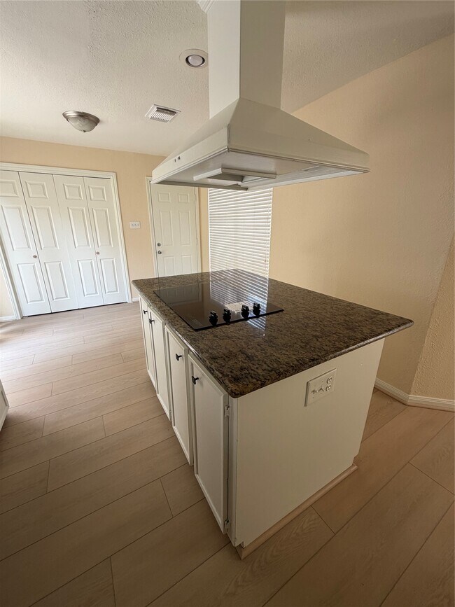 Building Photo - 930 Mesa Terrace Dr